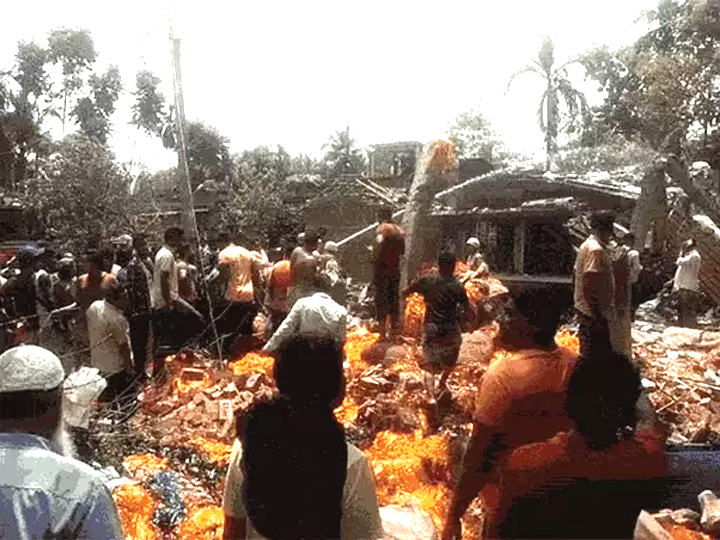 अवैध पटाखा फैक्ट्री में ब्लास्ट, 5 की मौत, आस-पास की छतों पर जाकर गिरे शरीर के टुकड़े