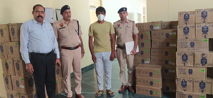 CIA palwal ने शराब तस्करी पर कड़ा प्रहार करते हुए गाड़ी मार्का छोटा हाथी मे रखे ऑक्सीजन टैंक के बीच छुपा कर लाई जा रही लाखों रुपए की अवैध शराब की बड़ी खेप सहित एक तस्कर को दबोचा