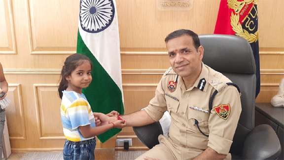 7 वर्षीय सामाजिक कार्यकर्ता सृष्टि गुलाटी ने पुलिस आयुक्त राकेश कुमार आर्य व डीसीपी हेडक्वार्टर हेमेंद्र कुमार मीणा को बांधी राखी