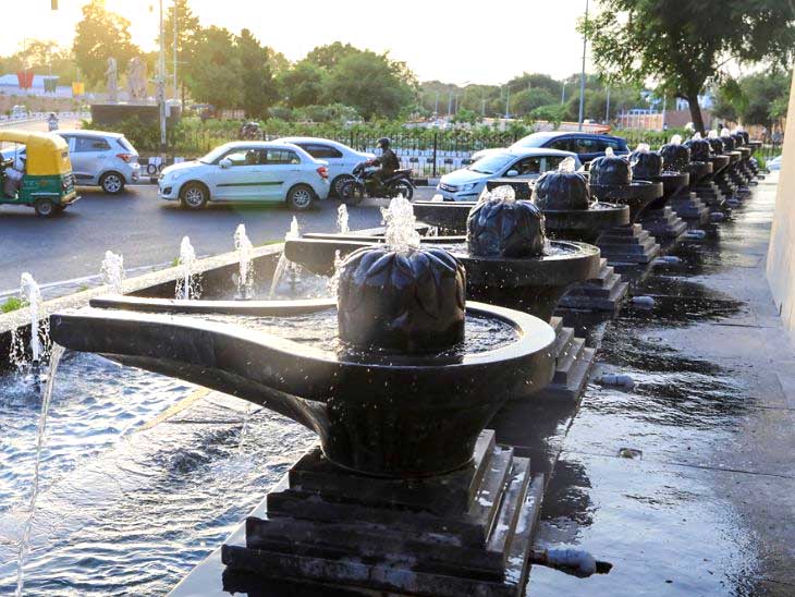 दिल्ली में शिवलिंग जैसे फव्वारे, LG सक्सेना का तर्क - कण-कण में भगवान