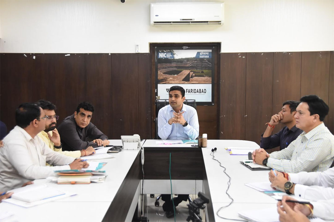 सभी एसडीएम अपने अपने इलाकों में अवैध खनन और ओवरलोडिंग वाहनों पर सख्ती बरते : डीसी विक्रम सिंह