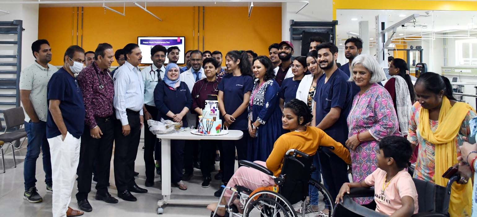 एकॉर्ड अस्पताल में केक काटकर धूमधाम से मनाया गया फिजियोथेरेपी दिवस
