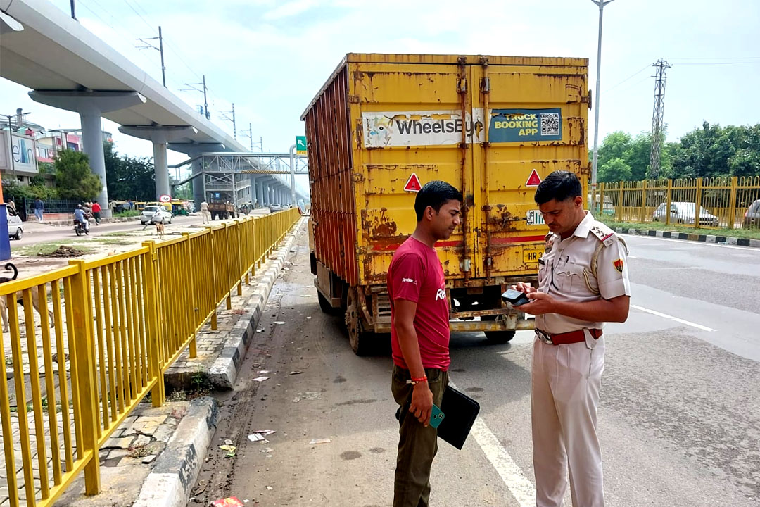 Under special campaign, traffic police fined 1109 challans for wrong line/line change/underage.