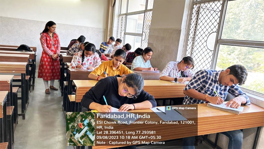 डी.ए.वी. शताब्दी काॅलेज में  निबंध लेखन प्रतियोगिता का आयोजन