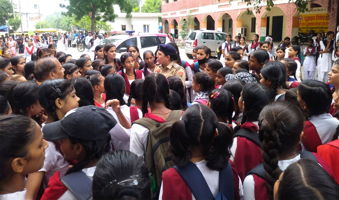 सरकारी स्कूल में छात्राओं को महिला व बाल अपराध, शोषण, घरेलू हिंसा, भ्रूण हत्या, साइबर अपराध व सड़क सुरक्षा जैसे सामाजिक मुद्दों के बारे में जागरूक करते हुए डायल 112 और 1930 के बारे में दी जानकारी