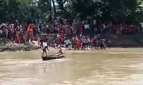 बिहार की बागमती में नाव डूबी, 12 लापता, रस्सी टूटने से पलटी, डूबने वालों में ज्यादातर स्कूली बच्चे