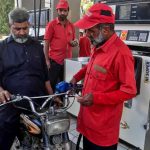 पाकिस्तान में 331 रुपए प्रति लीटर पेट्रोल, केयर टेकर PM ने 15 दिन में 26 रुपए दाम बढ़ाया