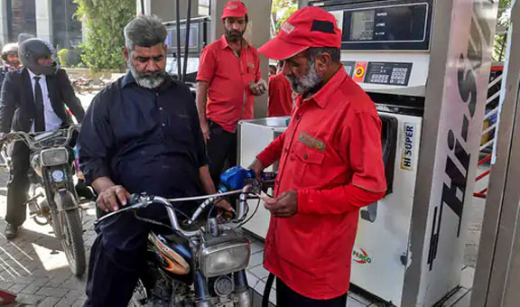 पाकिस्तान में 331 रुपए प्रति लीटर पेट्रोल, केयर टेकर PM ने 15 दिन में 26 रुपए दाम बढ़ाया