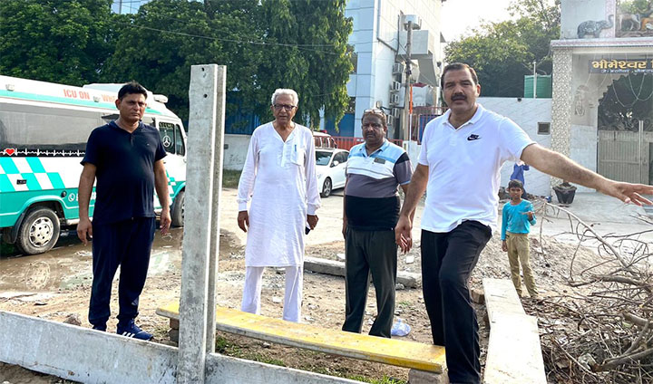 आरडब्बलूए ने पार्क हॉस्पिटल के सामने वाली दीवार करा कर के लगाया ताला
