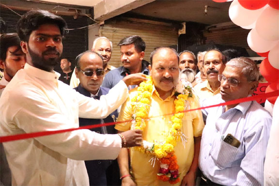 कुकडू कू रेस्टोरेंट का उद्घाटन विधायक डॉ. सतीश सिकरवार द्वारा किया गया