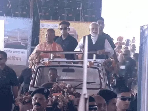 वाराणसी में PM मोदी की सुरक्षा में बड़ी चूक, रुद्राक्ष सेंटर के बाहर काफिले के आगे कूदा युवक