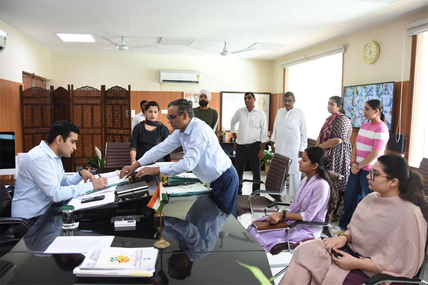 जिलाधीश विक्रम सिंह ने दिलाई 5 विदेशी नागरिकों को भारतीय नागरिकता की शपथ