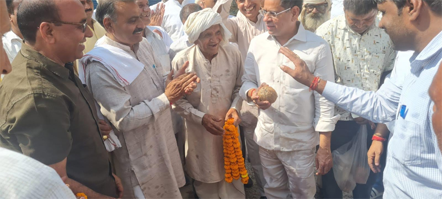 विधायक राजेश नागर ने शुरु कराया दो करोड़ की सडक़ का निर्माण