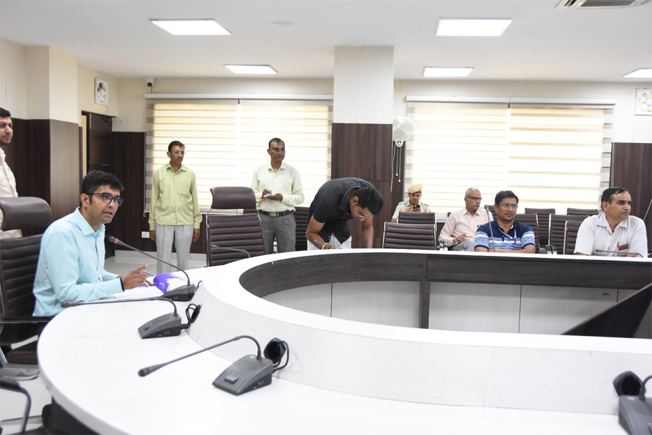 पात्र अपंजीकृत व्यक्तियों को वोटर कार्ड बनवाने के लिए प्रोत्साहित करें: एडीसी आनंद शर्मा