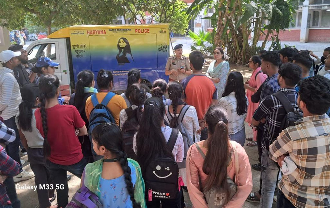 सीनियर सिटीजन सेल प्रभारी इंस्पेक्टर माया व उनकी टीम ने तिगांव गवर्नमेंट कॉलेज में करीब 250 छात्र-छात्राओं को साइबर अपराध, नशाखोरी व महिला सुरक्षा के लिए किया जागरुक