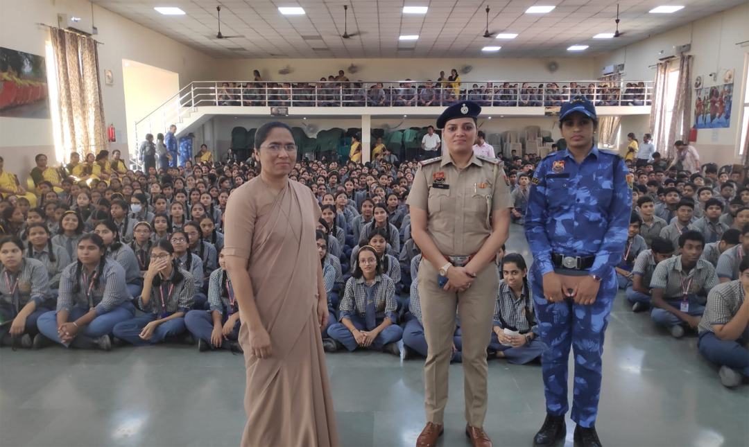 सीनियर सिटीजन सेल प्रभारी इंस्पेक्टर माया व उनकी टीम ने छात्र-छात्राओं को साइबर अपराध व महिला विरुद्ध अपराध के प्रति किया जागरूक