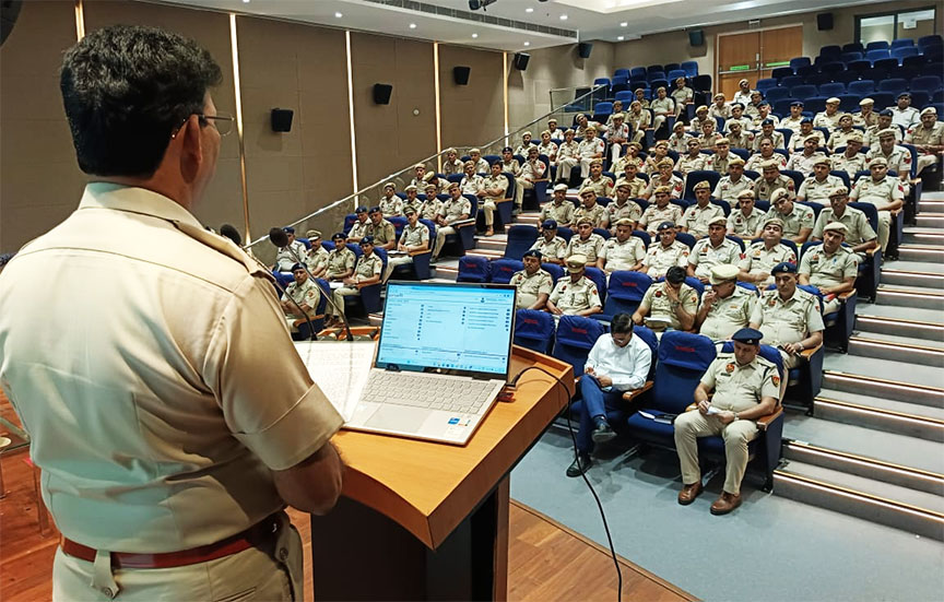 डीसीपी राजेश दुग्गल ने बल्लबगढ़ जोन के एसीपी, थाना व चौकी प्रभारी तथा वार्ड एवं ग्राम प्रहरी की मीटिंग लेकर दिए अहम दिशा निर्देश