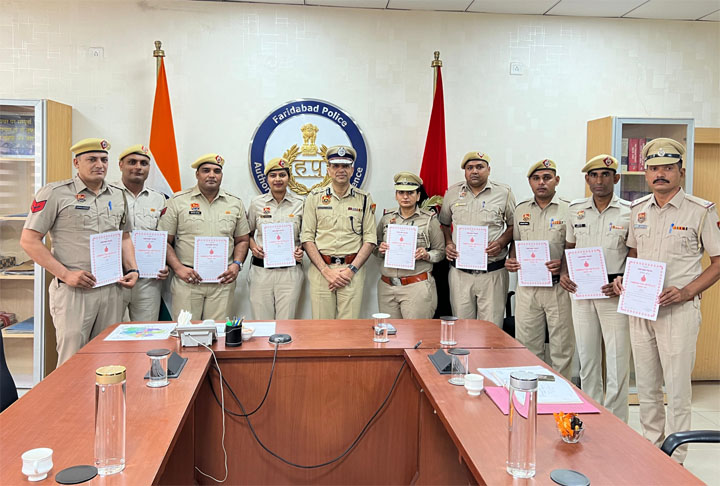 पुलिस आयुक्त राकेश कुमार आर्य ने 9 पुलिसकर्मियों को चुना "हीरो ऑफ द वीक" प्रथम श्रेणी प्रशंसा पत्र देकर किया सम्मानित, अपने कार्यालय में चाय पर चर्चा कर उनके कार्यों के बारे जाना, किया प्रेरित