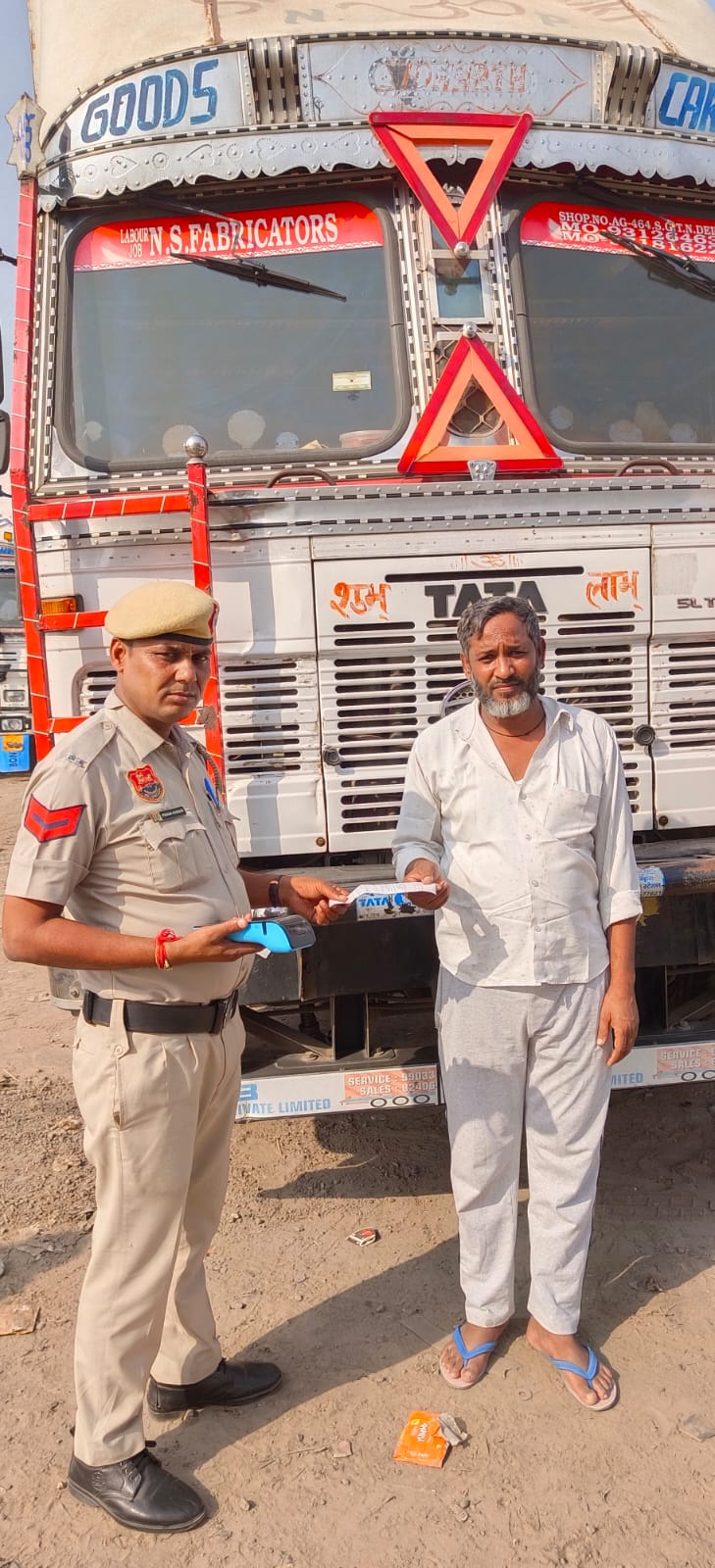 स्पेशल अभियान के तहत लेन चेंज वाहन चलाने वाले 115 वाहन चालकों के काटे गए चालान