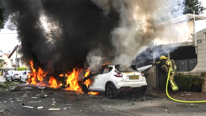 इजराइल की सड़कों पर लाशें, हमास के हमले में नीर ओज में मौजूद लोगों में से 50% खत्म