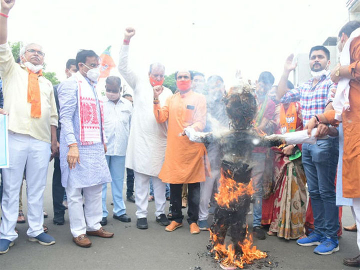 टिकट पर कलह, कांग्रेस दफ्तर में तोड़फोड़, दिग्विजय के फोटो पर जूते मारे, गोबर पोता