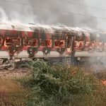 आगरा में चलती पातालकोट एक्सप्रेस में भीषण आग:2 कोच पूरी तरह जले, 2 लोग झुलसे; यात्रियों ने कूदकर बचाई जान