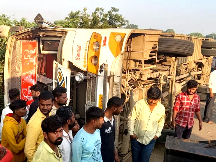 दो राज्यों में 3 सड़क हादसे, 22 लोगों की मौत, महाराष्ट्र में बस 150 फीट गहरी खाई में गिरी, कर्नाटक में बेंगलुरु-हैदराबाद हाईवे पर एक्सीडेंट