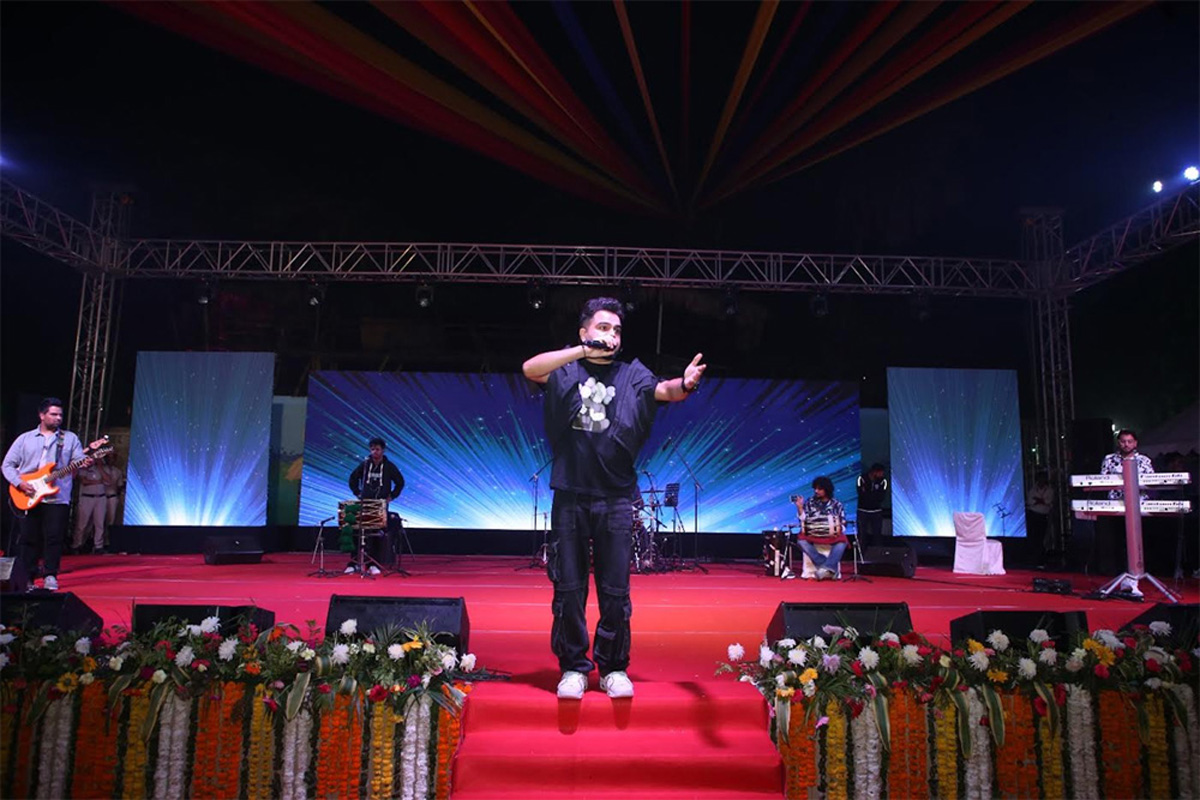 जाने-माने पंजाबी गायक अखिल ने सूरजकुंड दिवाली उत्सव पर मचाई धूम