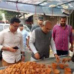 फरीदाबाद में कैबिनेट मंत्री ने खरीदे मिट्टी के दीये