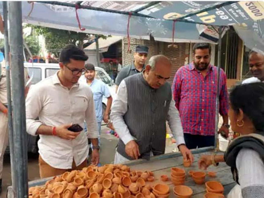 फरीदाबाद में कैबिनेट मंत्री ने खरीदे मिट्टी के दीये
