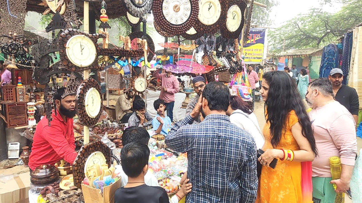 आकर्षण का केंद्र बना लकड़ी ऐसे बने बच्चों के खिलौनें और सजावटी सामान