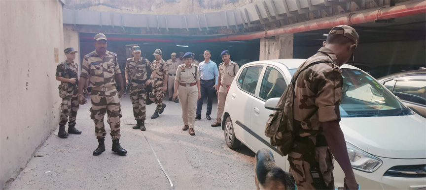 दिपावली पर सुरक्षा के मद्देनजर थाना मेट्रो तथा डॉग स्क्वायड की टीम ने मेट्रो सराय व एनएचपीसी चौक पर चलाया चेकिंग अभियान