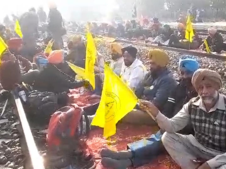 पूर्व फौजियों ने शंभू बॉर्डर पर रेलवे ट्रैक किया जाम, वन रैंक वन पेंशन पर दिल्ली में हो रही रैली में जाने से पुलिस ने रोका
