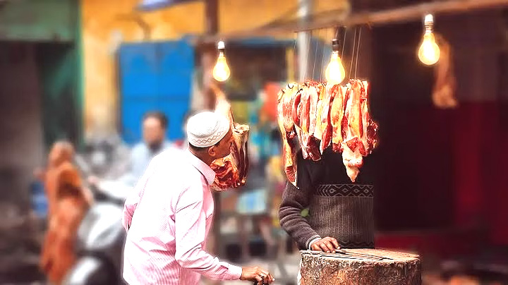 दिल्ली में धार्मिक स्थलों के पास नहीं बिकेगा मांस, मंदिर-मस्जिद से 150 मीटर दूर खुलेंगी मीट शॉप