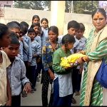 श्री राधे श्याम फाउंडेशन ने जरूरतमंद छात्रों को बांटे गर्म कपड़े