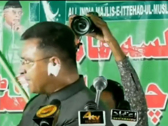 ओवैसी के भाई ने पुलिस इंस्पेक्टर को धमकाया, केस दर्ज