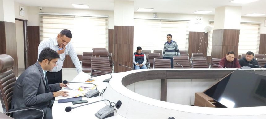 सीएम अनाउंसमेंट के विकास कार्यों को निर्धारित समय में करें पूरा : एडीसी आनंद शर्मा   