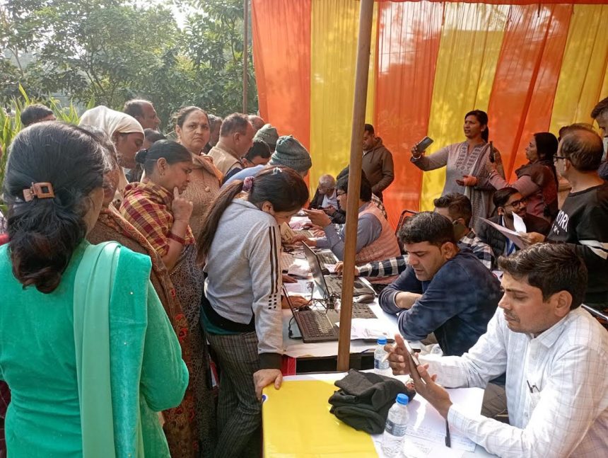 लोगों को घर के द्वार पर ही मिल रहा सरकारी योजनाओं का लाभ : अमित आहूजा