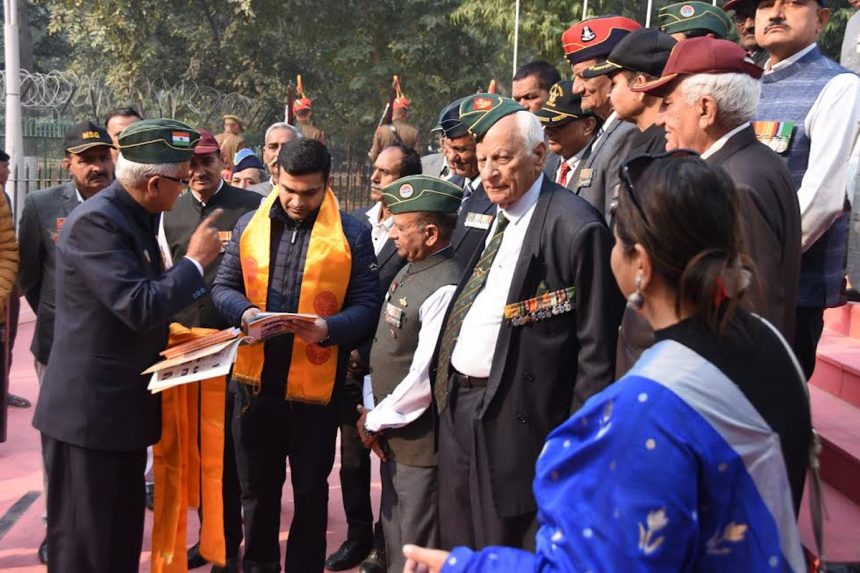 डीसी विक्रम सिंह ने वार मेमोरियल पर पुष्प अर्पित कर शहीदों को विजय दिवस पर दी श्रद्धांजलि