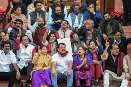 सुरक्षा चूक पर संसद में हंगामा, 49 लोकसभा सांसद सस्पेंड