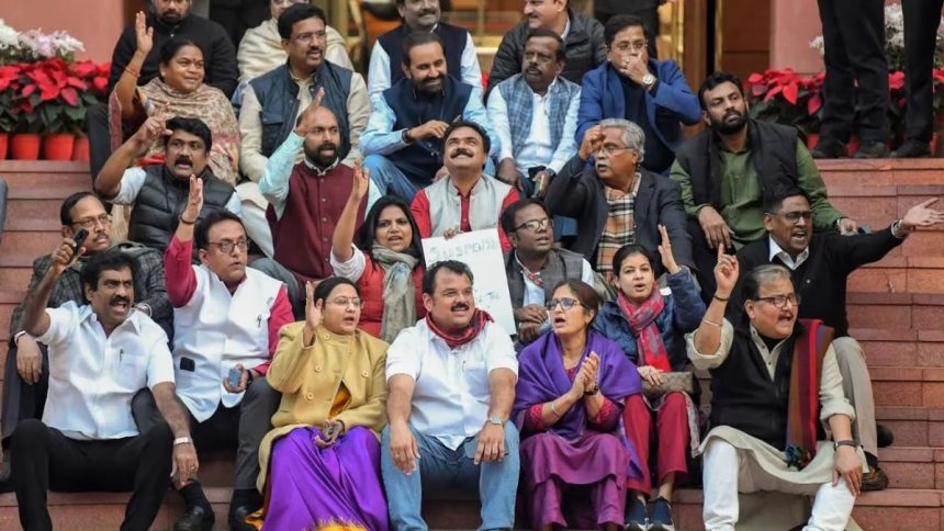 सुरक्षा चूक पर संसद में हंगामा, 49 लोकसभा सांसद सस्पेंड