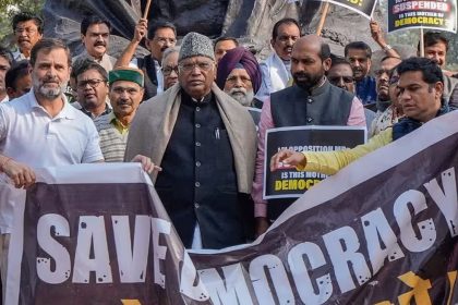 सांसदों के सस्पेंशन पर जंतर-मंतर पर I.N.D.I.A का प्रदर्शन, राहुल बोले- देश भक्तों की हवा निकल गई