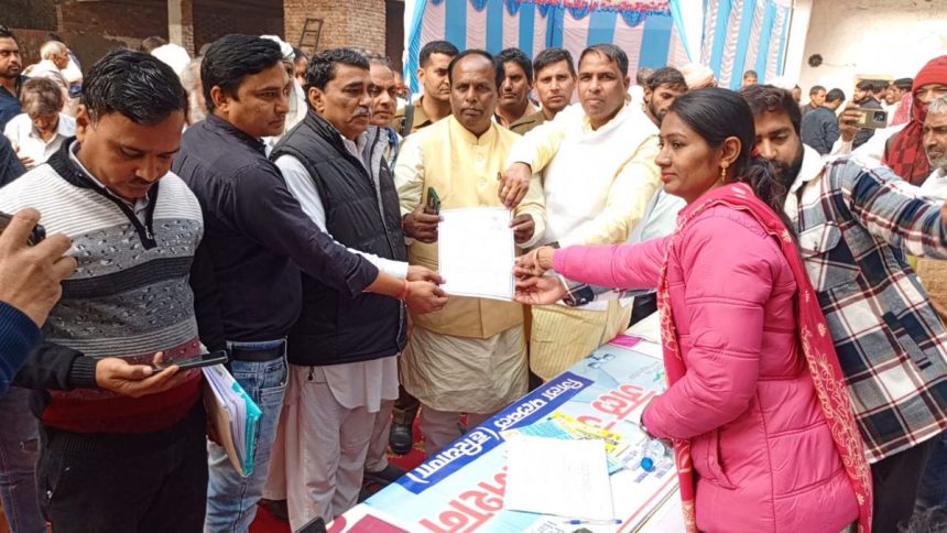 विकसित भारत संकल्प यात्रा गांव-गांव जाकर लोगों को दे रही है सरकारी योजनाओं की जानकारी
