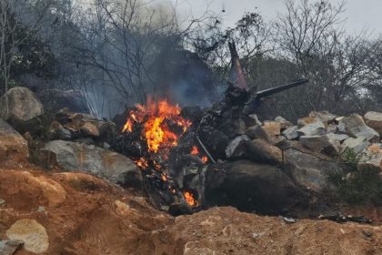 तेलंगाना में एयरफोर्स का ट्रेनर एयरक्राफ्ट क्रैश, मिनटों में प्लेन जलकर खाक, दो पायलट की मौत