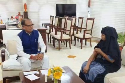 BJP को वोट देने पर मुस्लिम महिला को पीटा, शिवराज ने पीड़ित से मुलाकात की