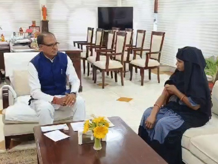 BJP को वोट देने पर मुस्लिम महिला को पीटा, शिवराज ने पीड़ित से मुलाकात की