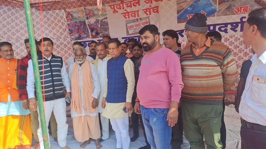 विधायक राजेश नागर के आश्वासन पर पूर्वांचल का धरना समाप्त