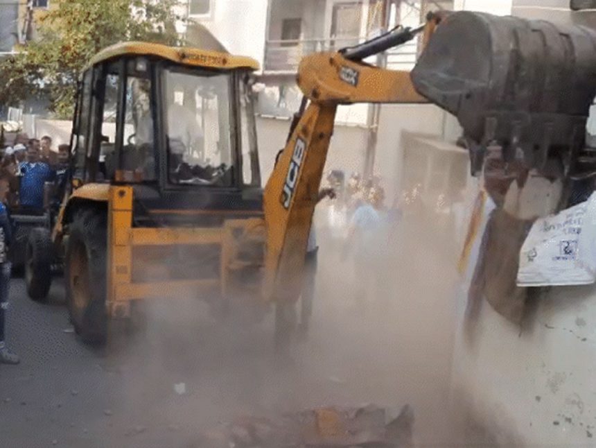 BJP नेता की हथेली काटने वालों के घर बुलडोजर चला, भोपाल में 5 आरोपियों के 3 मकान ढहाए