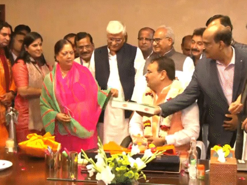 वसुंधरा ने भजनलाल के सिर पर हाथ रखा, सचिवालय पहुंचकर चार्ज दिलवाया