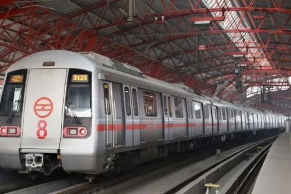 दिल्ली मेट्रो के गेट में साड़ी फंसी, महिला की मौत, प्लेटफॉर्म पर घिसटती चली गई, फिर ट्रैक पर गिरी